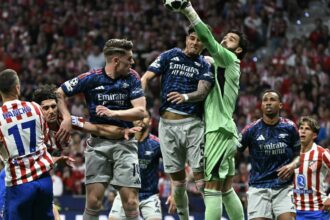 Ambisi Besar Arsenal Bidik Tiket Final Liga Champions Jakarta, 5 Mei 2026 – Klub raksasa Inggris, Arsenal, menunjukkan tekad kuat untuk melangkah ke partai puncak Liga Champions UEFA musim ini. Performa impresif yang ditampilkan sepanjang turnamen menjadi modal penting bagi tim dalam mewujudkan ambisi besar tersebut. Arsenal tampil konsisten sejak fase grup hingga babak gugur, dengan permainan menyerang yang efektif serta pertahanan yang semakin solid. Kombinasi pemain muda berbakat dan pengalaman dari sejumlah pemain senior dinilai menjadi kekuatan utama tim dalam menghadapi lawan-lawan berat di kompetisi Eropa. Pelatih Arsenal menegaskan bahwa timnya fokus penuh pada setiap pertandingan yang tersisa. Ia menilai bahwa kunci untuk mencapai final adalah menjaga konsistensi performa dan memaksimalkan setiap peluang yang ada, terutama di laga-laga krusial. Di sisi lain, para pemain juga menunjukkan kepercayaan diri tinggi jelang pertandingan penting. Mereka menyadari bahwa jalan menuju final tidak mudah, namun optimisme tetap terjaga berkat hasil positif yang diraih dalam beberapa laga terakhir. Pengamat sepak bola menilai peluang Arsenal cukup terbuka, meskipun persaingan di Liga Champions sangat ketat. Tim-tim besar Eropa lainnya juga memiliki kualitas yang tidak kalah kuat, sehingga setiap kesalahan kecil bisa menjadi penentu hasil pertandingan. Dengan semangat dan performa yang terus meningkat, Arsenal kini semakin dekat dengan impian tampil di final Liga Champions. Dukungan dari para suporter diharapkan dapat menjadi tambahan motivasi bagi tim untuk terus melangkah hingga ke puncak kompetisi.