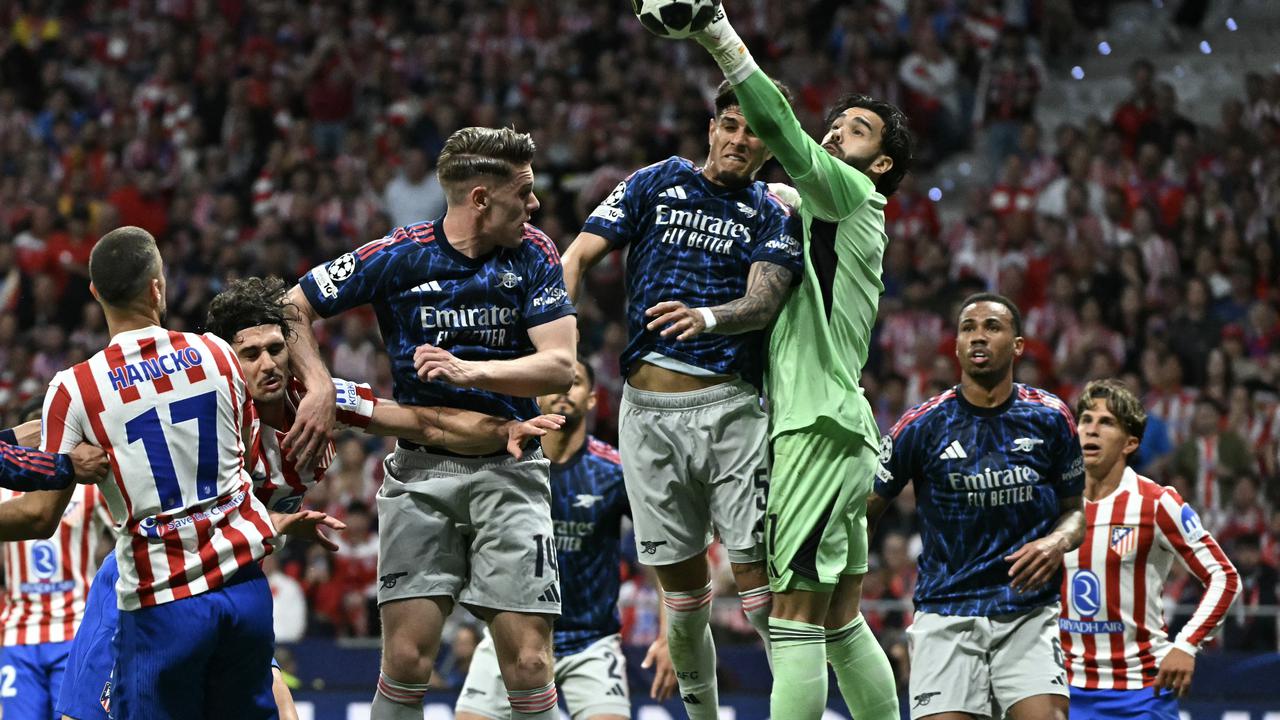 Ambisi Besar Arsenal Bidik Tiket Final Liga Champions Jakarta, 5 Mei 2026 – Klub raksasa Inggris, Arsenal, menunjukkan tekad kuat untuk melangkah ke partai puncak Liga Champions UEFA musim ini. Performa impresif yang ditampilkan sepanjang turnamen menjadi modal penting bagi tim dalam mewujudkan ambisi besar tersebut. Arsenal tampil konsisten sejak fase grup hingga babak gugur, dengan permainan menyerang yang efektif serta pertahanan yang semakin solid. Kombinasi pemain muda berbakat dan pengalaman dari sejumlah pemain senior dinilai menjadi kekuatan utama tim dalam menghadapi lawan-lawan berat di kompetisi Eropa. Pelatih Arsenal menegaskan bahwa timnya fokus penuh pada setiap pertandingan yang tersisa. Ia menilai bahwa kunci untuk mencapai final adalah menjaga konsistensi performa dan memaksimalkan setiap peluang yang ada, terutama di laga-laga krusial. Di sisi lain, para pemain juga menunjukkan kepercayaan diri tinggi jelang pertandingan penting. Mereka menyadari bahwa jalan menuju final tidak mudah, namun optimisme tetap terjaga berkat hasil positif yang diraih dalam beberapa laga terakhir. Pengamat sepak bola menilai peluang Arsenal cukup terbuka, meskipun persaingan di Liga Champions sangat ketat. Tim-tim besar Eropa lainnya juga memiliki kualitas yang tidak kalah kuat, sehingga setiap kesalahan kecil bisa menjadi penentu hasil pertandingan. Dengan semangat dan performa yang terus meningkat, Arsenal kini semakin dekat dengan impian tampil di final Liga Champions. Dukungan dari para suporter diharapkan dapat menjadi tambahan motivasi bagi tim untuk terus melangkah hingga ke puncak kompetisi.