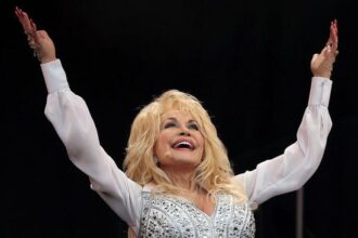 Taylor Swift dan Harry Styles Beri Penghormatan untuk Dolly Parton