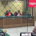 Penumpang Melahirkan di KRL Green Line, Petugas Sigap Bantu Proses Persalinan Jakarta, 24 September 2026 – Perjalanan KRL Commuter Line Green Line diwarnai peristiwa tidak biasa setelah seorang penumpang perempuan mendadak mengalami proses persalinan ketika sedang berada dalam perjalanan. Kondisi tersebut membuat petugas bersama penumpang lain segera memberikan pertolongan untuk memastikan ibu dan bayi mendapatkan penanganan secepat mungkin. Situasi yang awalnya berlangsung seperti perjalanan kereta pada umumnya berubah menjadi menegangkan ketika penumpang tersebut menunjukkan tanda-tanda akan melahirkan. Petugas kemudian melakukan koordinasi untuk memberikan ruang dan menjaga kondisi di sekitar penumpang agar proses pertolongan dapat berlangsung dengan aman. Kejadian tersebut menjadi perhatian karena proses persalinan berlangsung dalam kondisi yang tidak direncanakan di tengah perjalanan menggunakan transportasi publik. Sebelum persalinan terjadi, penumpang tersebut diketahui tengah menggunakan layanan KRL Green Line bersama pengguna kereta lainnya. Dalam perjalanan, kondisi kehamilannya mendadak membutuhkan pertolongan karena tanda-tanda persalinan semakin kuat. Petugas yang mengetahui situasi itu segera mendekati penumpang dan melakukan penanganan awal sambil berkoordinasi dengan petugas lain. Sejumlah penumpang turut memberikan ruang agar perempuan tersebut mendapatkan privasi dan tidak terganggu oleh kepadatan di dalam kereta. Kecepatan respons menjadi penting mengingat proses persalinan dapat berkembang dalam waktu singkat dan membutuhkan perhatian khusus terhadap kondisi ibu maupun bayi. Ketika proses kelahiran tidak dapat lagi ditunda, petugas berupaya memberikan bantuan sesuai kondisi darurat yang dihadapi. Area di sekitar penumpang kemudian diamankan sementara untuk mendukung proses pertolongan dan menghindari kerumunan. Komunikasi dengan petugas di stasiun juga dilakukan agar bantuan medis dapat dipersiapkan ketika kereta mencapai lokasi yang memungkinkan penumpang mendapatkan penanganan lanjutan. Dalam situasi tersebut, keselamatan ibu dan bayi menjadi prioritas utama dibandingkan aktivitas perjalanan lainnya. Koordinasi antara petugas di dalam rangkaian dan personel di stasiun menjadi bagian penting dalam menangani kejadian yang membutuhkan respons cepat tersebut. Setelah bayi berhasil dilahirkan, perhatian petugas beralih pada kondisi ibu dan bayi untuk memastikan keduanya tetap stabil sebelum mendapatkan pemeriksaan medis lebih lengkap. Penanganan setelah persalinan sangat penting karena ibu dapat mengalami berbagai kondisi yang membutuhkan pemantauan, sementara bayi yang baru lahir juga perlu segera diperiksa. Petugas kemudian membantu proses pemindahan keduanya untuk memperoleh penanganan dari tenaga kesehatan. Proses tersebut dilakukan dengan hati-hati mengingat ibu baru saja menjalani persalinan dalam situasi darurat. Kehadiran petugas medis selanjutnya diperlukan untuk memastikan tidak terdapat komplikasi yang membutuhkan tindakan tambahan. Peristiwa tersebut juga memperlihatkan pentingnya kesiapan petugas transportasi publik menghadapi kondisi medis yang dapat terjadi sewaktu-waktu. Jutaan perjalanan dilakukan menggunakan layanan kereta komuter sehingga kemungkinan munculnya penumpang yang membutuhkan pertolongan darurat tetap harus diantisipasi. Petugas di lapangan memiliki peran penting dalam melakukan tindakan awal, menghubungi bantuan medis, mengendalikan situasi, serta memastikan perjalanan penumpang lainnya tetap berlangsung dengan tertib. Peralatan pertolongan pertama dan prosedur penanganan keadaan darurat juga menjadi bagian penting dalam operasional transportasi massal. Kejadian persalinan di perjalanan menjadi salah satu contoh situasi yang membutuhkan koordinasi cepat di luar aktivitas pelayanan rutin. Bagi penumpang dengan kondisi kehamilan mendekati waktu persalinan, perjalanan menggunakan transportasi umum juga membutuhkan persiapan dan perhatian lebih terhadap kondisi tubuh. Tanda-tanda kontraksi yang semakin teratur, pecahnya ketuban, atau keluhan lain yang mengarah pada proses persalinan perlu segera mendapatkan respons. Dalam kondisi seperti itu, penumpang dapat meminta bantuan petugas agar penanganan maupun akses menuju fasilitas kesehatan dapat dipersiapkan. Pengguna transportasi lainnya juga memiliki peran dengan memberikan ruang dan tidak menghambat petugas ketika terjadi keadaan medis darurat. Kerja sama antara penumpang dan petugas dapat membantu mempercepat penanganan ketika setiap menit menjadi penting bagi keselamatan seseorang. Kelahiran bayi dalam perjalanan KRL Green Line tersebut pada akhirnya menjadi pengalaman yang tidak biasa bagi ibu, petugas, maupun penumpang yang berada di lokasi. Respons cepat dalam memberikan pertolongan membantu memastikan proses darurat dapat ditangani sebelum ibu dan bayi memperoleh pemeriksaan medis lanjutan. Peristiwa ini sekaligus menunjukkan bahwa layanan transportasi publik perlu memiliki kesiapan menghadapi berbagai kondisi kesehatan yang tidak dapat diprediksi sebelumnya. Evaluasi terhadap prosedur pertolongan darurat tetap penting dilakukan agar penanganan serupa dapat berlangsung semakin cepat dan terkoordinasi apabila kembali terjadi. Keselamatan penumpang tetap menjadi prioritas utama, termasuk ketika perjalanan rutin mendadak berubah menjadi situasi medis yang membutuhkan tindakan segera.