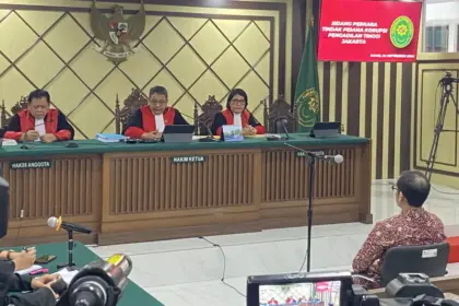 Penumpang Melahirkan di KRL Green Line, Petugas Sigap Bantu Proses Persalinan Jakarta, 24 September 2026 – Perjalanan KRL Commuter Line Green Line diwarnai peristiwa tidak biasa setelah seorang penumpang perempuan mendadak mengalami proses persalinan ketika sedang berada dalam perjalanan. Kondisi tersebut membuat petugas bersama penumpang lain segera memberikan pertolongan untuk memastikan ibu dan bayi mendapatkan penanganan secepat mungkin. Situasi yang awalnya berlangsung seperti perjalanan kereta pada umumnya berubah menjadi menegangkan ketika penumpang tersebut menunjukkan tanda-tanda akan melahirkan. Petugas kemudian melakukan koordinasi untuk memberikan ruang dan menjaga kondisi di sekitar penumpang agar proses pertolongan dapat berlangsung dengan aman. Kejadian tersebut menjadi perhatian karena proses persalinan berlangsung dalam kondisi yang tidak direncanakan di tengah perjalanan menggunakan transportasi publik. Sebelum persalinan terjadi, penumpang tersebut diketahui tengah menggunakan layanan KRL Green Line bersama pengguna kereta lainnya. Dalam perjalanan, kondisi kehamilannya mendadak membutuhkan pertolongan karena tanda-tanda persalinan semakin kuat. Petugas yang mengetahui situasi itu segera mendekati penumpang dan melakukan penanganan awal sambil berkoordinasi dengan petugas lain. Sejumlah penumpang turut memberikan ruang agar perempuan tersebut mendapatkan privasi dan tidak terganggu oleh kepadatan di dalam kereta. Kecepatan respons menjadi penting mengingat proses persalinan dapat berkembang dalam waktu singkat dan membutuhkan perhatian khusus terhadap kondisi ibu maupun bayi. Ketika proses kelahiran tidak dapat lagi ditunda, petugas berupaya memberikan bantuan sesuai kondisi darurat yang dihadapi. Area di sekitar penumpang kemudian diamankan sementara untuk mendukung proses pertolongan dan menghindari kerumunan. Komunikasi dengan petugas di stasiun juga dilakukan agar bantuan medis dapat dipersiapkan ketika kereta mencapai lokasi yang memungkinkan penumpang mendapatkan penanganan lanjutan. Dalam situasi tersebut, keselamatan ibu dan bayi menjadi prioritas utama dibandingkan aktivitas perjalanan lainnya. Koordinasi antara petugas di dalam rangkaian dan personel di stasiun menjadi bagian penting dalam menangani kejadian yang membutuhkan respons cepat tersebut. Setelah bayi berhasil dilahirkan, perhatian petugas beralih pada kondisi ibu dan bayi untuk memastikan keduanya tetap stabil sebelum mendapatkan pemeriksaan medis lebih lengkap. Penanganan setelah persalinan sangat penting karena ibu dapat mengalami berbagai kondisi yang membutuhkan pemantauan, sementara bayi yang baru lahir juga perlu segera diperiksa. Petugas kemudian membantu proses pemindahan keduanya untuk memperoleh penanganan dari tenaga kesehatan. Proses tersebut dilakukan dengan hati-hati mengingat ibu baru saja menjalani persalinan dalam situasi darurat. Kehadiran petugas medis selanjutnya diperlukan untuk memastikan tidak terdapat komplikasi yang membutuhkan tindakan tambahan. Peristiwa tersebut juga memperlihatkan pentingnya kesiapan petugas transportasi publik menghadapi kondisi medis yang dapat terjadi sewaktu-waktu. Jutaan perjalanan dilakukan menggunakan layanan kereta komuter sehingga kemungkinan munculnya penumpang yang membutuhkan pertolongan darurat tetap harus diantisipasi. Petugas di lapangan memiliki peran penting dalam melakukan tindakan awal, menghubungi bantuan medis, mengendalikan situasi, serta memastikan perjalanan penumpang lainnya tetap berlangsung dengan tertib. Peralatan pertolongan pertama dan prosedur penanganan keadaan darurat juga menjadi bagian penting dalam operasional transportasi massal. Kejadian persalinan di perjalanan menjadi salah satu contoh situasi yang membutuhkan koordinasi cepat di luar aktivitas pelayanan rutin. Bagi penumpang dengan kondisi kehamilan mendekati waktu persalinan, perjalanan menggunakan transportasi umum juga membutuhkan persiapan dan perhatian lebih terhadap kondisi tubuh. Tanda-tanda kontraksi yang semakin teratur, pecahnya ketuban, atau keluhan lain yang mengarah pada proses persalinan perlu segera mendapatkan respons. Dalam kondisi seperti itu, penumpang dapat meminta bantuan petugas agar penanganan maupun akses menuju fasilitas kesehatan dapat dipersiapkan. Pengguna transportasi lainnya juga memiliki peran dengan memberikan ruang dan tidak menghambat petugas ketika terjadi keadaan medis darurat. Kerja sama antara penumpang dan petugas dapat membantu mempercepat penanganan ketika setiap menit menjadi penting bagi keselamatan seseorang. Kelahiran bayi dalam perjalanan KRL Green Line tersebut pada akhirnya menjadi pengalaman yang tidak biasa bagi ibu, petugas, maupun penumpang yang berada di lokasi. Respons cepat dalam memberikan pertolongan membantu memastikan proses darurat dapat ditangani sebelum ibu dan bayi memperoleh pemeriksaan medis lanjutan. Peristiwa ini sekaligus menunjukkan bahwa layanan transportasi publik perlu memiliki kesiapan menghadapi berbagai kondisi kesehatan yang tidak dapat diprediksi sebelumnya. Evaluasi terhadap prosedur pertolongan darurat tetap penting dilakukan agar penanganan serupa dapat berlangsung semakin cepat dan terkoordinasi apabila kembali terjadi. Keselamatan penumpang tetap menjadi prioritas utama, termasuk ketika perjalanan rutin mendadak berubah menjadi situasi medis yang membutuhkan tindakan segera.