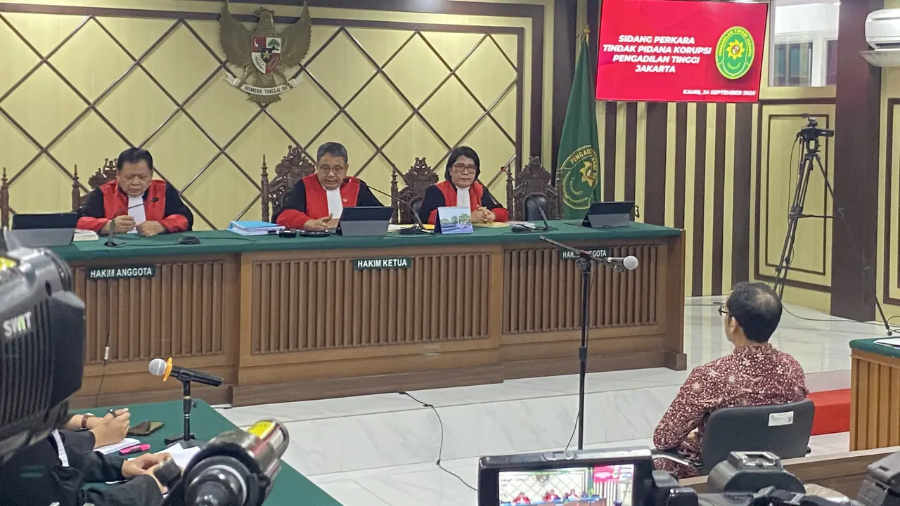 Penumpang Melahirkan di KRL Green Line, Petugas Sigap Bantu Proses Persalinan Jakarta, 24 September 2026 – Perjalanan KRL Commuter Line Green Line diwarnai peristiwa tidak biasa setelah seorang penumpang perempuan mendadak mengalami proses persalinan ketika sedang berada dalam perjalanan. Kondisi tersebut membuat petugas bersama penumpang lain segera memberikan pertolongan untuk memastikan ibu dan bayi mendapatkan penanganan secepat mungkin. Situasi yang awalnya berlangsung seperti perjalanan kereta pada umumnya berubah menjadi menegangkan ketika penumpang tersebut menunjukkan tanda-tanda akan melahirkan. Petugas kemudian melakukan koordinasi untuk memberikan ruang dan menjaga kondisi di sekitar penumpang agar proses pertolongan dapat berlangsung dengan aman. Kejadian tersebut menjadi perhatian karena proses persalinan berlangsung dalam kondisi yang tidak direncanakan di tengah perjalanan menggunakan transportasi publik. Sebelum persalinan terjadi, penumpang tersebut diketahui tengah menggunakan layanan KRL Green Line bersama pengguna kereta lainnya. Dalam perjalanan, kondisi kehamilannya mendadak membutuhkan pertolongan karena tanda-tanda persalinan semakin kuat. Petugas yang mengetahui situasi itu segera mendekati penumpang dan melakukan penanganan awal sambil berkoordinasi dengan petugas lain. Sejumlah penumpang turut memberikan ruang agar perempuan tersebut mendapatkan privasi dan tidak terganggu oleh kepadatan di dalam kereta. Kecepatan respons menjadi penting mengingat proses persalinan dapat berkembang dalam waktu singkat dan membutuhkan perhatian khusus terhadap kondisi ibu maupun bayi. Ketika proses kelahiran tidak dapat lagi ditunda, petugas berupaya memberikan bantuan sesuai kondisi darurat yang dihadapi. Area di sekitar penumpang kemudian diamankan sementara untuk mendukung proses pertolongan dan menghindari kerumunan. Komunikasi dengan petugas di stasiun juga dilakukan agar bantuan medis dapat dipersiapkan ketika kereta mencapai lokasi yang memungkinkan penumpang mendapatkan penanganan lanjutan. Dalam situasi tersebut, keselamatan ibu dan bayi menjadi prioritas utama dibandingkan aktivitas perjalanan lainnya. Koordinasi antara petugas di dalam rangkaian dan personel di stasiun menjadi bagian penting dalam menangani kejadian yang membutuhkan respons cepat tersebut. Setelah bayi berhasil dilahirkan, perhatian petugas beralih pada kondisi ibu dan bayi untuk memastikan keduanya tetap stabil sebelum mendapatkan pemeriksaan medis lebih lengkap. Penanganan setelah persalinan sangat penting karena ibu dapat mengalami berbagai kondisi yang membutuhkan pemantauan, sementara bayi yang baru lahir juga perlu segera diperiksa. Petugas kemudian membantu proses pemindahan keduanya untuk memperoleh penanganan dari tenaga kesehatan. Proses tersebut dilakukan dengan hati-hati mengingat ibu baru saja menjalani persalinan dalam situasi darurat. Kehadiran petugas medis selanjutnya diperlukan untuk memastikan tidak terdapat komplikasi yang membutuhkan tindakan tambahan. Peristiwa tersebut juga memperlihatkan pentingnya kesiapan petugas transportasi publik menghadapi kondisi medis yang dapat terjadi sewaktu-waktu. Jutaan perjalanan dilakukan menggunakan layanan kereta komuter sehingga kemungkinan munculnya penumpang yang membutuhkan pertolongan darurat tetap harus diantisipasi. Petugas di lapangan memiliki peran penting dalam melakukan tindakan awal, menghubungi bantuan medis, mengendalikan situasi, serta memastikan perjalanan penumpang lainnya tetap berlangsung dengan tertib. Peralatan pertolongan pertama dan prosedur penanganan keadaan darurat juga menjadi bagian penting dalam operasional transportasi massal. Kejadian persalinan di perjalanan menjadi salah satu contoh situasi yang membutuhkan koordinasi cepat di luar aktivitas pelayanan rutin. Bagi penumpang dengan kondisi kehamilan mendekati waktu persalinan, perjalanan menggunakan transportasi umum juga membutuhkan persiapan dan perhatian lebih terhadap kondisi tubuh. Tanda-tanda kontraksi yang semakin teratur, pecahnya ketuban, atau keluhan lain yang mengarah pada proses persalinan perlu segera mendapatkan respons. Dalam kondisi seperti itu, penumpang dapat meminta bantuan petugas agar penanganan maupun akses menuju fasilitas kesehatan dapat dipersiapkan. Pengguna transportasi lainnya juga memiliki peran dengan memberikan ruang dan tidak menghambat petugas ketika terjadi keadaan medis darurat. Kerja sama antara penumpang dan petugas dapat membantu mempercepat penanganan ketika setiap menit menjadi penting bagi keselamatan seseorang. Kelahiran bayi dalam perjalanan KRL Green Line tersebut pada akhirnya menjadi pengalaman yang tidak biasa bagi ibu, petugas, maupun penumpang yang berada di lokasi. Respons cepat dalam memberikan pertolongan membantu memastikan proses darurat dapat ditangani sebelum ibu dan bayi memperoleh pemeriksaan medis lanjutan. Peristiwa ini sekaligus menunjukkan bahwa layanan transportasi publik perlu memiliki kesiapan menghadapi berbagai kondisi kesehatan yang tidak dapat diprediksi sebelumnya. Evaluasi terhadap prosedur pertolongan darurat tetap penting dilakukan agar penanganan serupa dapat berlangsung semakin cepat dan terkoordinasi apabila kembali terjadi. Keselamatan penumpang tetap menjadi prioritas utama, termasuk ketika perjalanan rutin mendadak berubah menjadi situasi medis yang membutuhkan tindakan segera.