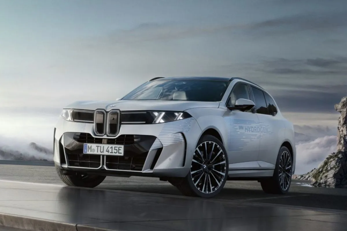 BMW Mulai Uji iX5 Hydrogen, Jarak Tempuh Ditargetkan Tembus 750 Kilometer Jakarta, 13 September 2026 – BMW terus mempercepat pengembangan kendaraan berbahan bakar hidrogen dengan melakukan pengujian terhadap iX5 Hydrogen generasi terbaru yang diproyeksikan memiliki jarak tempuh hingga sekitar 750 kilometer. Model tersebut dikembangkan menggunakan basis BMW X5 dan menjadi bagian dari strategi perusahaan memperluas pilihan teknologi kendaraan rendah emisi selain mobil listrik berbasis baterai. Teknologi sel bahan bakar hidrogen memungkinkan kendaraan menghasilkan listrik sendiri melalui reaksi antara hidrogen dan oksigen untuk menggerakkan motor listrik. BMW melihat sistem tersebut memiliki potensi terutama bagi kendaraan yang membutuhkan daya jelajah panjang dan proses pengisian energi relatif cepat. Pengujian dilakukan untuk mengevaluasi efisiensi, performa, ketahanan sistem, serta kemampuan kendaraan menghadapi berbagai kondisi penggunaan. Hasil dari tahapan ini akan menjadi bagian penting sebelum teknologi tersebut diarahkan menuju produksi massal. BMW sebenarnya telah mengembangkan teknologi hidrogen selama beberapa dekade dan menggunakan iX5 Hydrogen sebagai salah satu kendaraan demonstrasi untuk menguji penerapannya di dunia nyata. Generasi sebelumnya diproduksi dalam jumlah terbatas dan digunakan untuk menjalani pengujian di berbagai negara dengan kondisi iklim serta karakter jalan berbeda. Data dari program tersebut kemudian dimanfaatkan untuk mengembangkan sistem generasi berikutnya agar lebih ringkas, efisien, dan memiliki kemampuan jelajah lebih jauh. Peningkatan menuju target sekitar 750 kilometer menunjukkan BMW berusaha membuat kendaraan hidrogen semakin kompetitif untuk perjalanan jarak jauh. Pengembangan juga diarahkan untuk memastikan karakter berkendara tetap sesuai dengan standar kendaraan premium perusahaan. BMW tidak hanya mengejar angka jarak tempuh, tetapi juga kestabilan performa ketika kendaraan digunakan secara intensif. Pada kendaraan sel bahan bakar, hidrogen bertekanan tinggi disimpan dalam tangki khusus sebelum dialirkan menuju sistem fuel cell. Di dalam sistem tersebut, hidrogen bereaksi secara elektrokimia dengan oksigen dari udara untuk menghasilkan energi listrik yang kemudian digunakan oleh motor penggerak. Proses tersebut menghasilkan air sebagai produk utama pada kendaraan sehingga berbeda dengan mesin pembakaran internal konvensional yang menghasilkan emisi karbon dioksida dari knalpot. Kendaraan tetap menggunakan komponen baterai untuk menyimpan energi dalam jumlah tertentu dan membantu memenuhi kebutuhan tenaga ketika pengemudi membutuhkan akselerasi. Kombinasi antara sel bahan bakar, baterai, dan motor listrik memungkinkan sistem bekerja secara fleksibel sesuai kondisi perjalanan. Tantangan utama pengembangannya terletak pada efisiensi keseluruhan sistem, biaya produksi, penyimpanan hidrogen, serta ketersediaan infrastrukturnya. Salah satu keunggulan yang ingin ditawarkan BMW melalui iX5 Hydrogen adalah waktu pengisian yang relatif singkat dibandingkan proses pengisian baterai kendaraan listrik berkapasitas besar. Pengisian tangki hidrogen pada kendaraan sel bahan bakar pada prinsipnya dapat dilakukan dalam hitungan menit apabila tersedia stasiun dengan tekanan dan fasilitas yang sesuai. Karakter tersebut berpotensi menarik bagi pengguna yang sering melakukan perjalanan jauh dan tidak ingin menghabiskan waktu lama untuk mengisi energi kendaraan. Target jarak tempuh sekitar 750 kilometer semakin memperkuat orientasi tersebut karena mobil dapat digunakan menempuh perjalanan antarkota sebelum membutuhkan pengisian berikutnya. Meski demikian, keuntungan itu sangat bergantung pada tersedianya jaringan stasiun pengisian hidrogen. Tanpa infrastruktur yang memadai, kemampuan teknis kendaraan akan sulit dimanfaatkan secara optimal oleh konsumen. BMW juga terus bekerja sama dengan Toyota dalam pengembangan teknologi sel bahan bakar. Kolaborasi kedua perusahaan memungkinkan pertukaran teknologi dan pengembangan komponen untuk meningkatkan skala produksi sekaligus menekan biaya sistem hidrogen. Toyota memiliki pengalaman panjang melalui pengembangan kendaraan seperti Mirai, sedangkan BMW membawa keahlian dalam integrasi sistem tersebut ke kendaraan premium. Kerja sama ini menjadi semakin penting menjelang rencana BMW menghadirkan kendaraan hidrogen produksi massal pada paruh kedua dekade ini. Pengembangan bersama juga diharapkan membantu menciptakan komponen yang lebih ringkas sehingga dapat dipasang pada lebih banyak jenis kendaraan. Strategi tersebut menunjukkan BMW tidak memandang hidrogen sebagai proyek eksperimental semata, tetapi sebagai salah satu teknologi yang berpotensi melengkapi kendaraan listrik baterai. Generasi baru sistem sel bahan bakar juga diarahkan untuk mempunyai ukuran lebih kompak dibandingkan teknologi sebelumnya. Pengurangan dimensi memberikan keuntungan karena produsen memiliki ruang lebih besar untuk mengatur posisi tangki, baterai, motor listrik, kabin, serta komponen lainnya. Efisiensi yang lebih tinggi juga diperlukan agar jumlah hidrogen yang dibawa kendaraan dapat dimanfaatkan semaksimal mungkin untuk menghasilkan jarak perjalanan lebih panjang. Pada saat bersamaan, peningkatan kepadatan daya memungkinkan sistem menghasilkan performa yang dibutuhkan tanpa harus menggunakan perangkat berukuran terlalu besar. BMW harus memastikan seluruh peningkatan tersebut tidak mengurangi aspek keselamatan kendaraan, terutama karena hidrogen disimpan menggunakan tangki bertekanan tinggi. Berbagai pengujian ekstrem karena itu menjadi bagian penting sebelum kendaraan dapat memasuki tahap produksi komersial. Meski menawarkan sejumlah keunggulan, pengembangan mobil hidrogen masih menghadapi persoalan besar pada sisi infrastruktur. Stasiun pengisian hidrogen untuk kendaraan penumpang masih jauh lebih sedikit dibandingkan jaringan pengisian kendaraan listrik baterai di banyak negara. Pembangunan fasilitas tersebut membutuhkan investasi besar karena mencakup produksi, penyimpanan, transportasi, serta sistem pengisian hidrogen dengan standar keselamatan tinggi. Dampak lingkungan kendaraan juga sangat dipengaruhi cara hidrogen diproduksi. Apabila hidrogen dihasilkan menggunakan energi terbarukan melalui proses elektrolisis, emisi keseluruhan siklus energinya dapat ditekan secara signifikan. Sebaliknya, hidrogen yang diproduksi menggunakan bahan bakar fosil tanpa pengendalian emisi dapat mengurangi manfaat lingkungan yang ingin dicapai dari penggunaan kendaraan sel bahan bakar. Karena tantangan tersebut, BMW tidak menempatkan hidrogen sebagai pengganti tunggal kendaraan listrik berbasis baterai. Perusahaan mengembangkan pendekatan yang memberikan ruang bagi beberapa teknologi untuk digunakan berdasarkan kebutuhan konsumen, kondisi pasar, ketersediaan energi, dan infrastruktur di masing-masing negara. Mobil listrik baterai tetap menjadi bagian utama transformasi elektrifikasi BMW, sementara hidrogen dipandang sebagai pilihan tambahan yang berpotensi efektif untuk kebutuhan tertentu. Kendaraan dengan jarak perjalanan panjang menjadi salah satu segmen yang dinilai dapat memperoleh keuntungan dari kemampuan pengisian hidrogen yang cepat. Pendekatan tersebut juga memberikan fleksibilitas apabila perkembangan infrastruktur energi berbeda antara satu wilayah dan wilayah lainnya. BMW berharap diversifikasi teknologi dapat membantu mempercepat pengurangan penggunaan bahan bakar fosil pada sektor transportasi. Pengujian iX5 Hydrogen dengan target jarak tempuh sekitar 750 kilometer juga akan menjadi kesempatan untuk mengumpulkan data penggunaan nyata sebelum teknologi memasuki skala produksi lebih besar. Insinyur dapat mengevaluasi konsumsi hidrogen dalam berbagai kecepatan, temperatur lingkungan, kondisi jalan, dan gaya berkendara. Performa sistem pendinginan serta kemampuan sel bahan bakar mempertahankan daya dalam perjalanan panjang juga menjadi aspek penting yang perlu diuji. Data tersebut kemudian digunakan untuk menyempurnakan perangkat lunak pengelolaan energi agar penggunaan hidrogen, baterai, dan energi hasil regenerasi dapat berlangsung secara efisien. Ketahanan komponen selama penggunaan jangka panjang menjadi perhatian lain karena kendaraan produksi massal harus mampu memenuhi standar reliabilitas yang tinggi. Seluruh tahapan pengembangan tersebut akan menentukan seberapa kompetitif kendaraan hidrogen BMW ketika nantinya berhadapan langsung dengan mobil listrik baterai. BMW pada akhirnya ingin membawa teknologi sel bahan bakar keluar dari tahap demonstrasi menuju produk yang dapat digunakan konsumen secara lebih luas. iX5 Hydrogen menjadi salah satu platform penting untuk menguji kesiapan teknologi sebelum kendaraan hidrogen produksi massal diperkenalkan. Target jarak tempuh sekitar 750 kilometer memperlihatkan fokus perusahaan terhadap salah satu keunggulan utama teknologi tersebut, yakni kemampuan melakukan perjalanan panjang dengan waktu pengisian relatif singkat. Namun, keberhasilannya tidak hanya bergantung pada kendaraan karena pembangunan jaringan pengisian serta ketersediaan hidrogen rendah karbon akan menjadi faktor yang sama pentingnya. Jika ekosistem tersebut berkembang, kendaraan sel bahan bakar dapat menjadi pelengkap bagi mobil listrik baterai dalam proses dekarbonisasi transportasi. Pengujian yang berlangsung sekarang menjadi tahapan penting untuk menentukan seberapa besar peran hidrogen dalam portofolio kendaraan BMW pada masa mendatang.