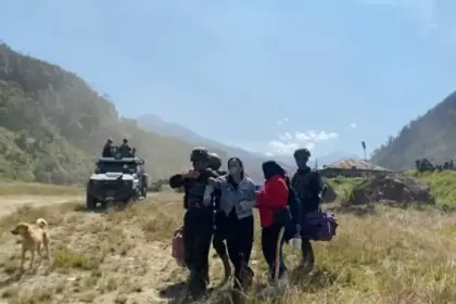 TNI Evakuasi Istri Aris Sanda dari Mbua Usai Penembakan Sopir Travel di Jayawijaya